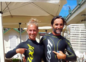 Andrea e Lisa sfidano il mare, a nuoto, per solidarietà.