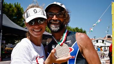 Andrea e Lisa sfidano il mare, a nuoto, per solidarietà.